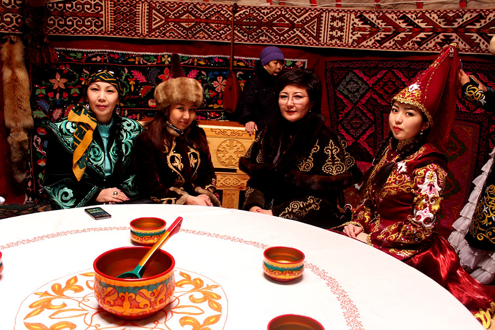 Когда начинается наурыз в 2024. С праздником Наурыз. Празднование Наурыза в Казахстане. Фотозона на Наурыз. Наурыз мейрамы картинки.