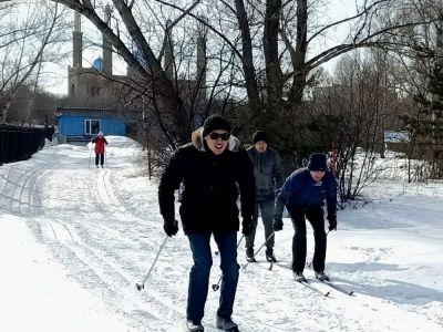 20 ақпан, өткен демалыс күндері Шығыс Қазақстан облысы орталығында Өскемен ЖЭО құрылымдық бөлімшелерінің қызметкерлері арасында шаңғы жарысы өтті. Жарыс Комсомол аралында кәсіпорын кәсіподағының қолдауымен өткізілді. Қатысушылар алдында қысқа мерзімде: ерлерге - 2,4 км, әйелдерге – 1,6 км қашықтықты жүріп өту міндеті тұрды. - Мұндай жарыстарға қатысу қызметкерлерді үнемі спортпен айналысуға және салауатты өмір салтын насихаттауға ықпал етеді. Сонымен қатар, мұндай іс - шаралар тек жақсы физикалық күйде қалуға ғана емес, сонымен қатар ұжымның жұмыс уақытында ғана емес, одан тыс жерде де бірігуіне ықпал етеді, - дейді Өскемен ЖЭО кәсіподақ комитетінің төрағасы Евгений Блинов. Құрылымдық бөлімшелердің ерлер тобындағы қатысушылары арасында бірінші орынды электр цехының электр машиналарын жөндеу жөніндегі электр слесарі Темірлан Төлепбек, екінші және үшінші орынды турбиналық цехтың бу турбиналарының машинистері Айдын Шайкенов пен Медет Жұмақанов иеленді. - Мен қысқы спорт түрлерін жақсы көремін, сондықтан жиі сырғанаймын. Шаңғы жарысында дұрыс техника өте маңызды, менің ойымша, бұл екі фактор менің жеңісімде маңызды рөл атқарды, - деп атап өтті жарыс жүлдегері Темірлан Төлепбек. Әйелдер кіші тобындағы құрылымдық бөлімшелердің қатысушылары арасында еңбекті қорғау бөлімінің дене шынықтыру нұсқаушысы Надежда Грунская бірінші жүлделі орынды алды. Екінші орынды Өскемен ЖЭО бас директорының көмекшісі Назгүл Анапиева, үшінші орынды Өскемен ЖЭО қоғаммен байланыс жөніндегі менеджері Луиза Уалканова иеленді. Айта кету керек, чемпиондар ШҚО энергетиктерінің 48-ші спартакиадасына қатысатын команда құрамына кірді. Барлықтарыңызды жеңістеріңізбен құттықтаймыз және алдағы жарыстарда сәттілік тілейміз!