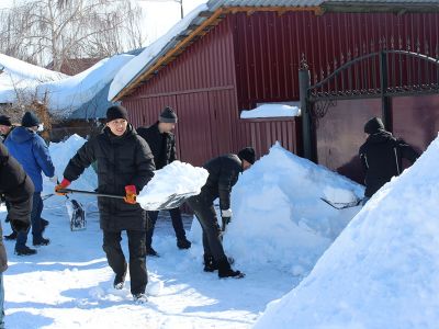 «Өскемен ЖЭО» ЖШС-нің бастамашыл жастар тобы энергетик зейнеткерлерге көмектесті