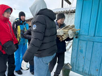 Өскемен ЖЭО-ның жастар бастамашыл тобы кәсіпорынның зейнеткерлеріне көмек көрсетті