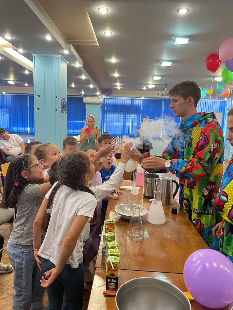 «Өскемен ЖЭО» ЖШС өз қызметкерлерінің балалары-бірінші сынып оқушыларына мектеп жиынтықтарын табыс етті