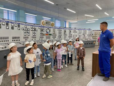 ТОО «Усть-Каменогорская ТЭЦ» вручило школьные наборы детям-первоклассникам своих работников