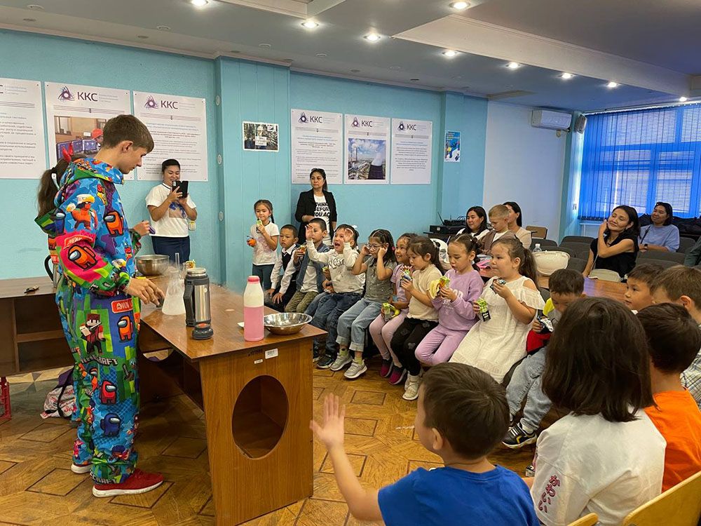 «Өскемен ЖЭО» ЖШС өз қызметкерлерінің балалары-бірінші сынып оқушыларына мектеп жиынтықтарын табыс етті