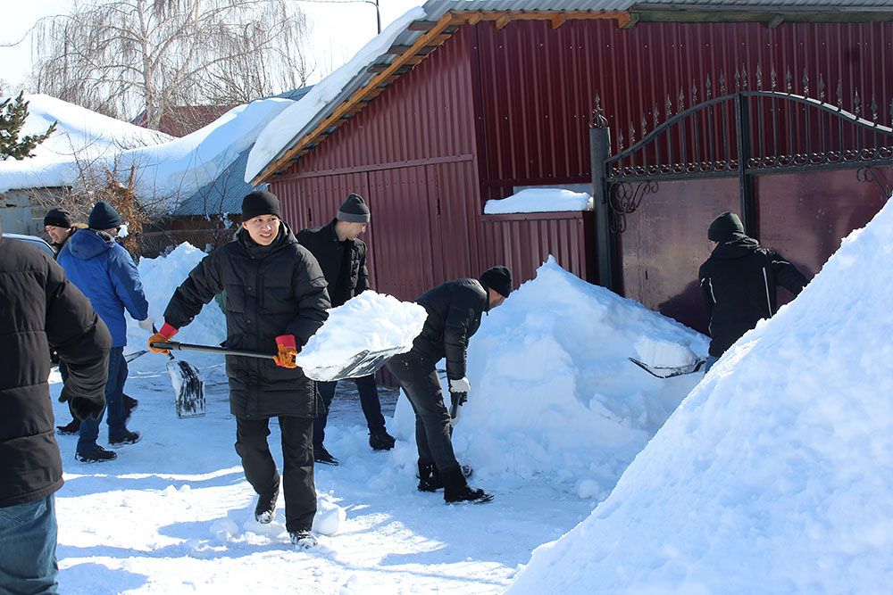 Работники Усть-Каменогорской ТЭЦ оказали помощь пенсионерам-энергетикам