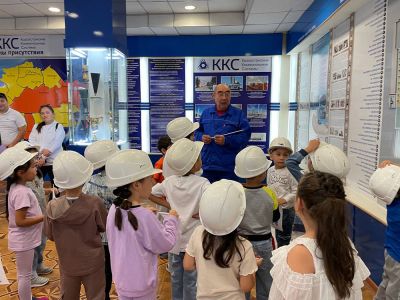 ТОО «Усть-Каменогорская ТЭЦ» вручило школьные наборы детям-первоклассникам своих работников
