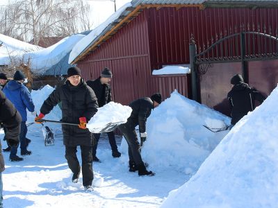 Работники Усть-Каменогорской ТЭЦ оказали помощь пенсионерам-энергетикам