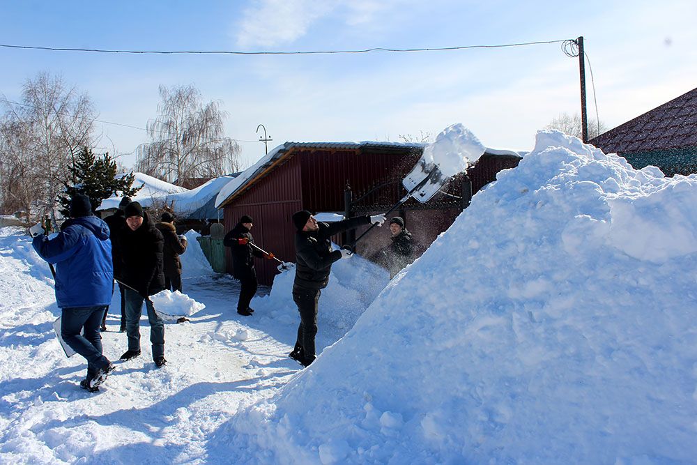 Работники Усть-Каменогорской ТЭЦ оказали помощь пенсионерам-энергетикам